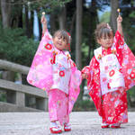 七五三を迎える双子の着物。写真や初穂料の目安までご紹介！