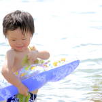 子どもとの海遊びはしっかり対策を！日焼けやケガに気をつけて