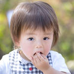 手づかみ食べは2歳がピーク?手づかみ食べの理由や食事を楽しむ工夫