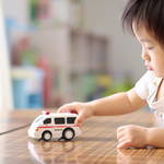 子どもが大好きな車のおもちゃ。選び方や年齢別のおもちゃをご紹介