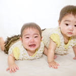 女の子の双子は名前もリンク？名前のつけ方と双子ママへのプレゼント