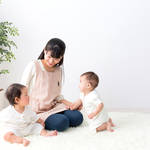 双子の卒乳方法を知ろう！時期やスムーズに卒乳するための対応