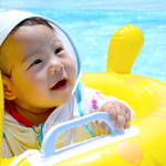 赤ちゃんのプールデビュー!おすすめの浮き輪や遊ぶ際の注意点