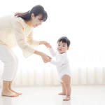 子どもが歩くようになるのはいつから？歩く練習方法や注意点