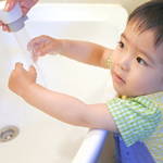 踏み台を使って子ども自身で手洗い！子どもが使いやすい踏み台