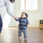 子どもと歩く練習をしてみよう！無理のない範囲で楽しく挑戦する方法