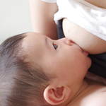 母乳育児の悩みを解消したい！悩めるママに試してほしい方法やグッズ