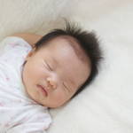 赤ちゃんの寝る向きが同じ理由は？頭の形に影響する向き癖の予防法
