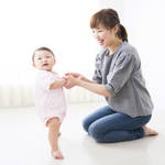 赤ちゃんが立つのはいつ？早い子と遅い子についてや練習方法と注意点