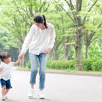 子どもと楽しむ散歩の時間。親子で歩くことの効果と気を付けたいこと