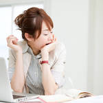 生理で仕事中眠くて辛い!睡魔撃退方法と眠くならないためのコツ