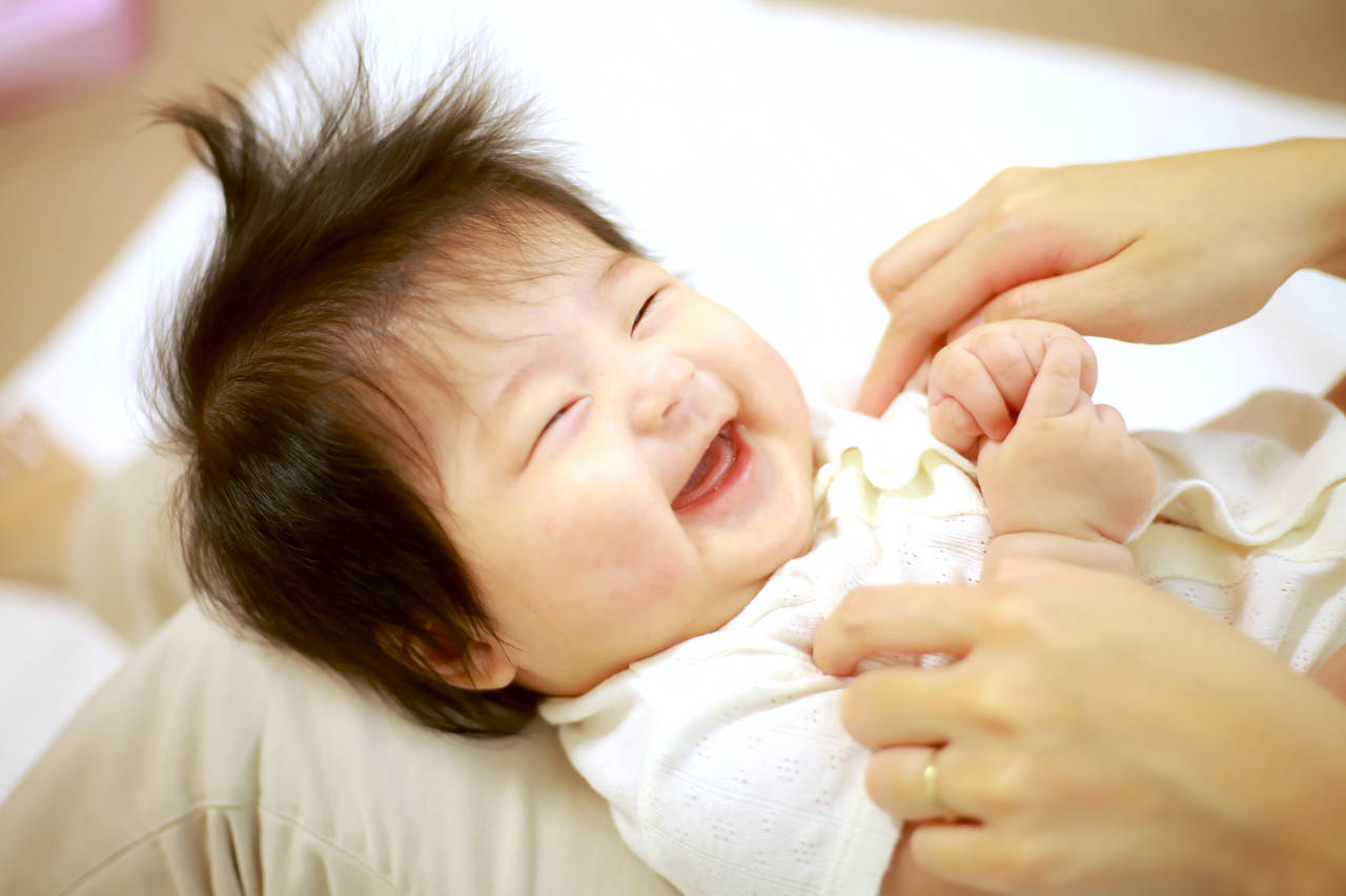 赤ちゃんが歩くことを学ぶのを助ける方法