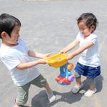 子どもがおもちゃの取り合いでケンカ?対処法や上手に遊ぶ練習法