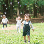 赤ちゃんとシャボン玉で遊ぼう!始める時期や年齢別の遊び方