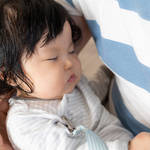 赤ちゃんが冬なのに寝汗をかくのはなぜ？冬の寝汗の原因と対策