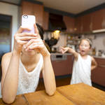 ママがスマホ依存になったらどうなる?子どもへの影響と予防方法とは