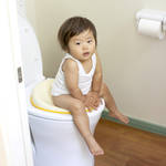 トイレを汚す子どもにもうイライラしない!対策と便利グッズを知ろう