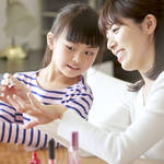 子どもだって冬ネイルを楽しみたい!ママと一緒にオシャレをしよう