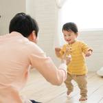 何歳頃から歩きだす？子どもの歩き始めの「早い」と「遅い」について