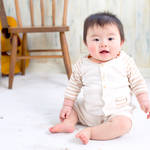 赤ちゃんの冬はつなぎ服で暖かく!成長に合った快適なウェアの選び方