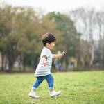 子どもが歩く時期はいつから?上手な練習方法や注意点について