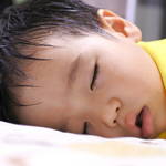 子どもが冬なのに寝汗をかくのはどうして?原因と対処方法とは