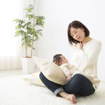 添い乳による肩こりの解消法を知ろう！体の負担を軽減する便利グッズ
