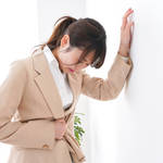 仕事にも影響するつらい生理の対策は?今どきの働く女性と生理の事情