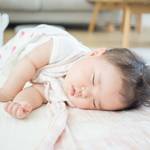 赤ちゃんが布団から転がるのはなぜ?注意点や便利グッズのご紹介