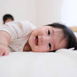子どもが笑うのはいつから?発達への影響や笑顔が増える接し方