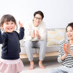 子どもと一緒に楽しい歌を歌おう！童謡や親子でできる手遊び歌を紹介