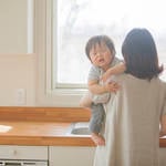 子どもが泣くと家事ができない！子への対応法と家事負担を減らすコツ