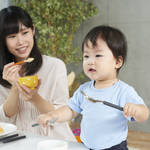 子どもが食事中に立ち歩きするのはなぜ？年齢に応じて対策しよう