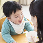 7カ月の赤ちゃんの特徴と関わり方は？発達を促すおもちゃと離乳食