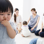 子どもが集団に馴染めないのはなぜ？ママが子どものためにできること