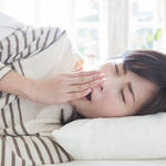 寝不足ママの睡眠環境を改善するには？原因や生活習慣見直し方法