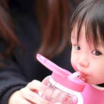 子どもがストローで飲めるようになる教え方。タイミングと練習方法