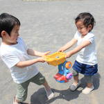 上の子がおもちゃを独り占め!貸せない子どもの気持ちや対処法