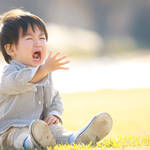 2歳の子どもが足を痛がったら？考えられる原因や靴選びのポイント