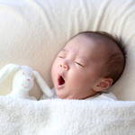赤ちゃんは寝ることでどう育つ?寝る理由と夜に寝かせるためのコツ