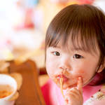1歳児の食べ方が汚いのはなぜ?原因から日々のコツまでご紹介