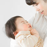 卒乳したいけど寝ぐずりして困る！無理のない卒乳方法や対策とは