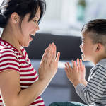 親子でふれあい遊びを楽しもう!子どもへの効果や年齢別のポイント