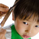 髪の毛を切るのを嫌がる3歳児。散髪をスムーズにするためのコツとは
