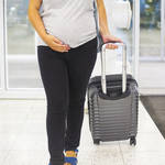 妊娠中に飛行機に乗るなら安定期！準備を整えて機内で快適に過ごそう