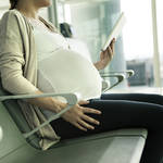 妊婦はいつまで飛行機に乗れる?おすすめの座席や搭乗時の注意点