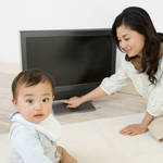 赤ちゃんにテレビを見せてもよい？家事の間にテレビを活用する方法