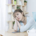 つらい生理痛を和らげる方法とは?自宅でできるケアや体作りを紹介