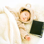 赤ちゃんの睡眠時間はどれくらい？安眠のコツや寝ないときの工夫とは