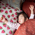 子どもの寝相が悪すぎてつらい！寝相が悪い理由から安全対策まで
